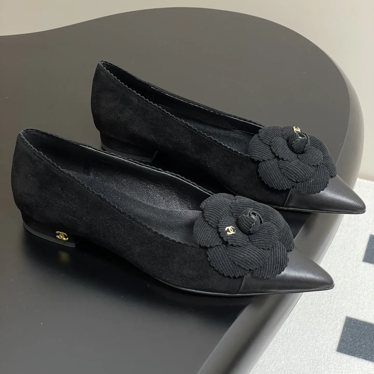 CC 25C Classic Camellia Pointed High Heels Flat 15mm Black Suede 247610