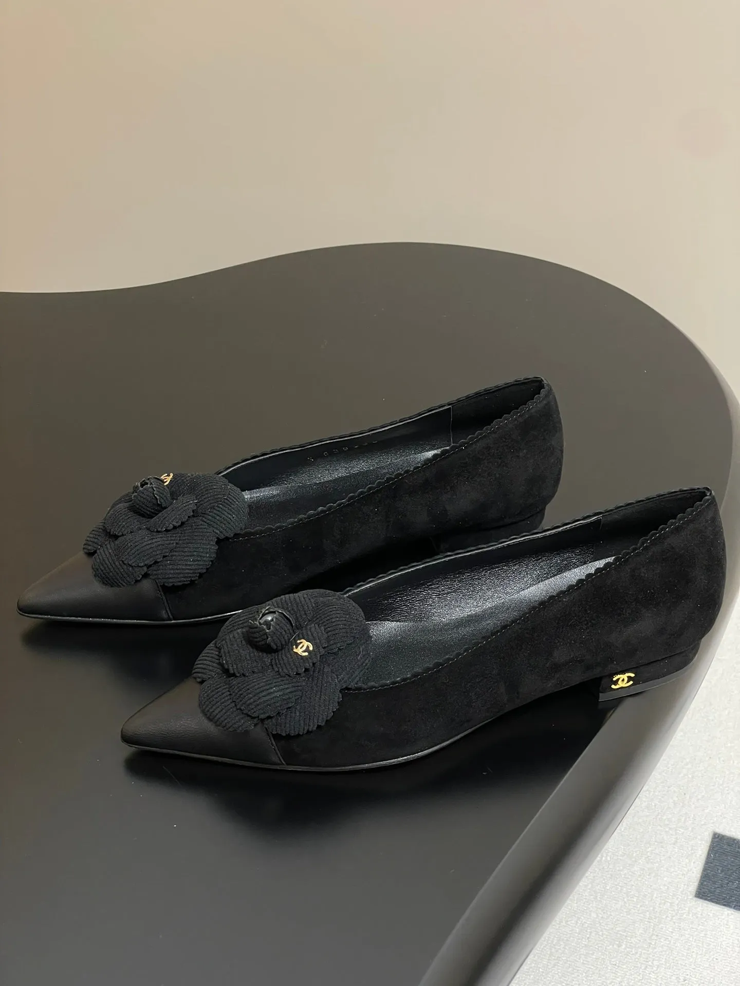 CC 25C Classic Camellia Pointed High Heels Flat 15mm Black Suede 247610