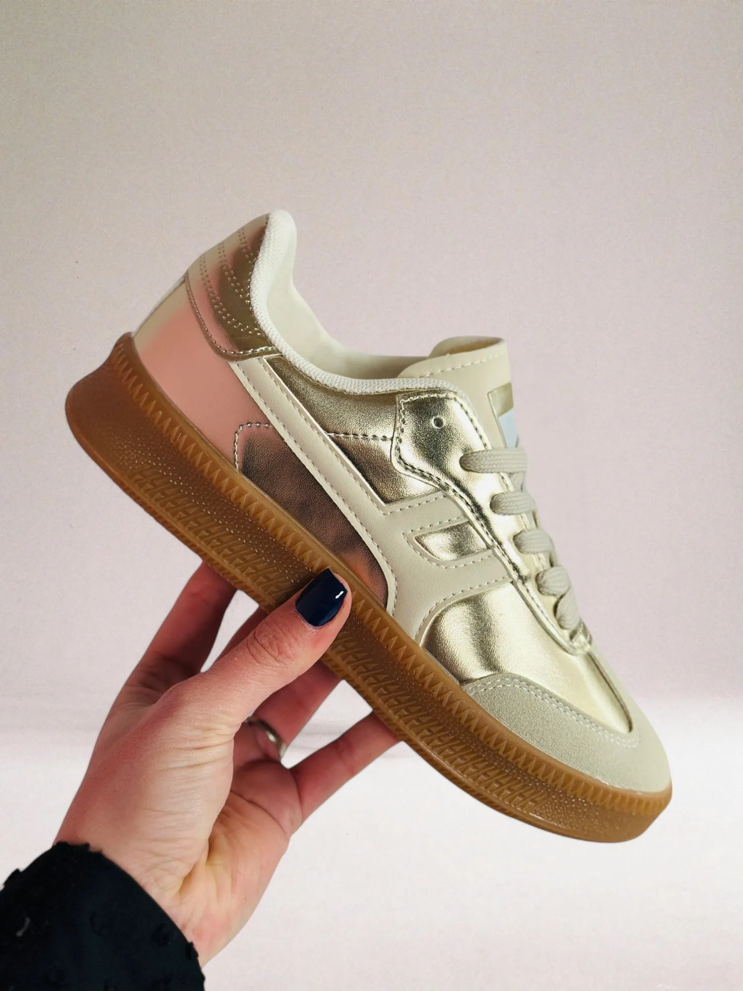 Claire De Rosé | Chic Fashionable Sneakers