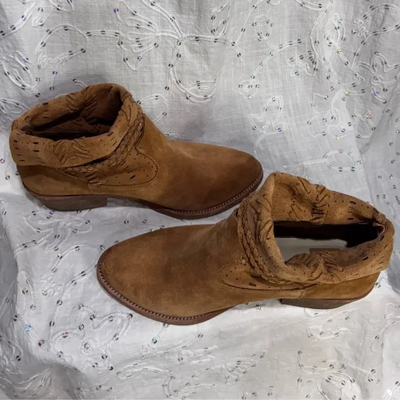 Dolce Vita ’Kade' Tan Suede Tassel Bootie Western-Boho Ankle Boots Size 8