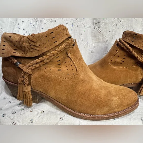 Dolce Vita ’Kade' Tan Suede Tassel Bootie Western-Boho Ankle Boots Size 8