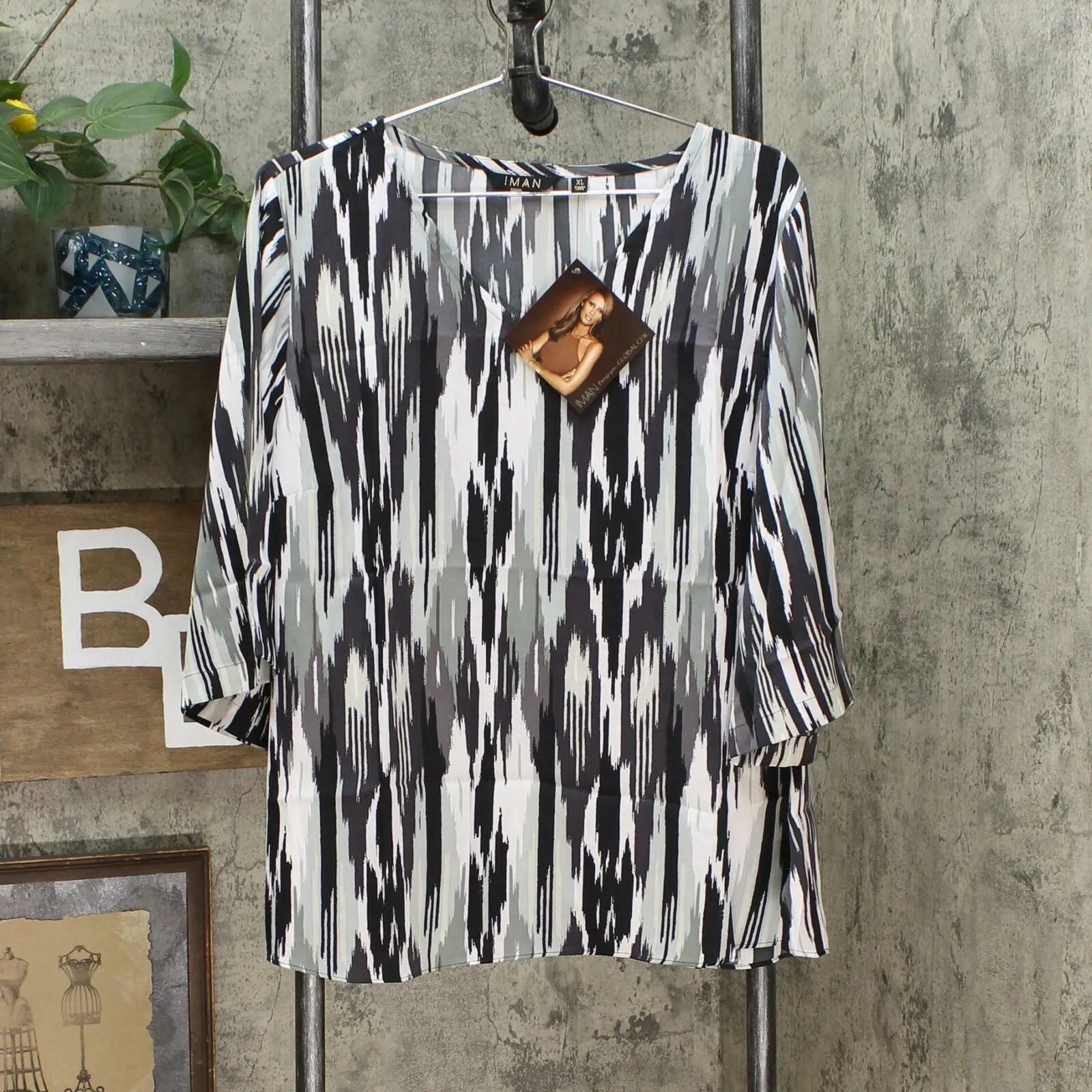 IMAN Women's City Chic Printed V-Neck Tunic Top