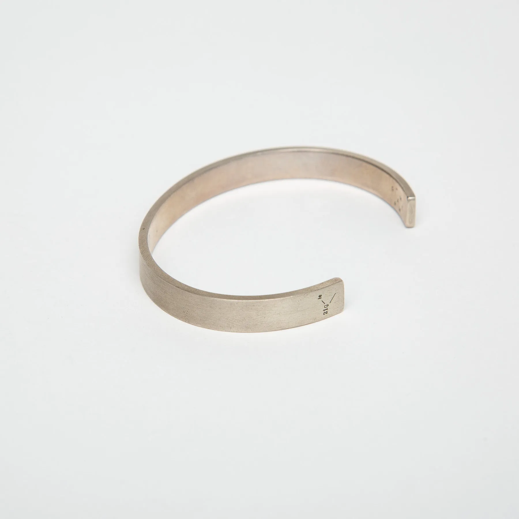 LE GRAMME | 21G BRUSHED SILVER RIBBON CUFF BRACELET