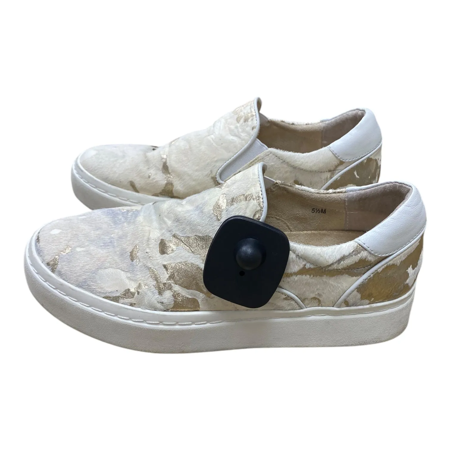 Shoes Sneakers By Vaneli In Cream, Size:5.5