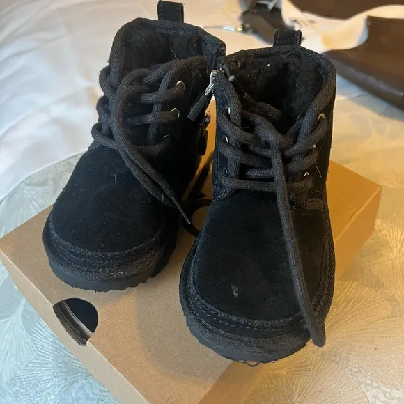 Ugg children black suede size 6