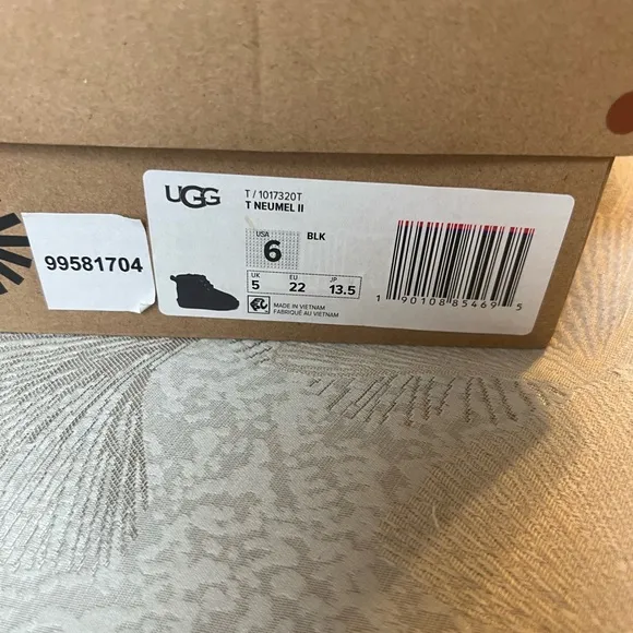 Ugg children black suede size 6