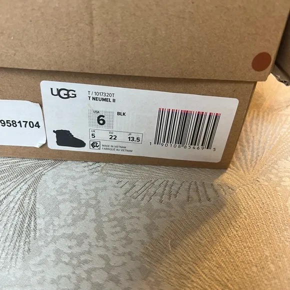 Ugg children black suede size 6