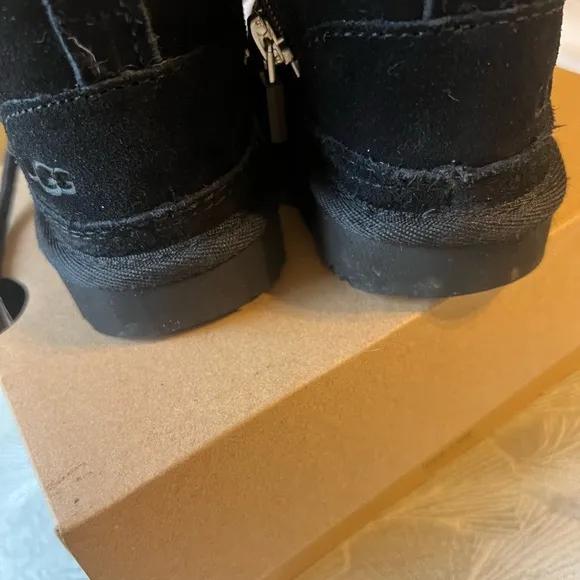 Ugg children black suede size 6
