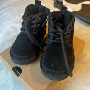 Ugg children black suede size 6